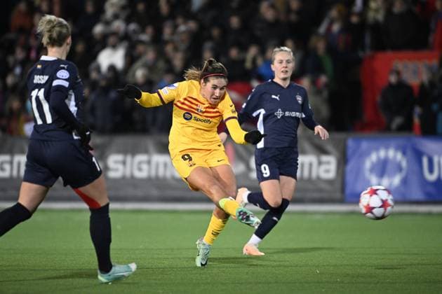 MALMÖ 20231213 Barcelonas Mariona Caldentey shoots between Rosengards Emma Jansson and Emilia Larsson during Wednesdays Womens Champions League Group A football match between FC Rosengard and FC Barcelona at Malmö Idrottsplats MALMÖ SVERIGE x50090x  Copyright: xJohanxNilsson TTx CHAMPIONS LEAGUE ROSENGÅRD-BARCELONA