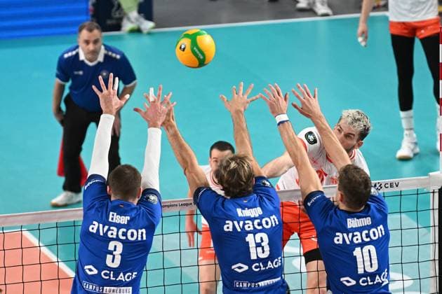 Volleyball I Men I 2023 2024 I Champions League Volley I 4th Round Leg 3 CLVM 71 I SVG Lüneburg JASTRZEBSKI Wegiel I 13 12 2023 Jesse William Elser 3, SVG Lüneburg , Matthew Knigge 13, SVG Lüneburg and Yann Böhme 10, SVG Lüneburg provide the block of three against Tomasz Fornal 21, JASTRZEBSKI Wegiel Lüneburg LKH Arena Niedersachsen Germany Copyright: xLobeca AndreasxHannigx