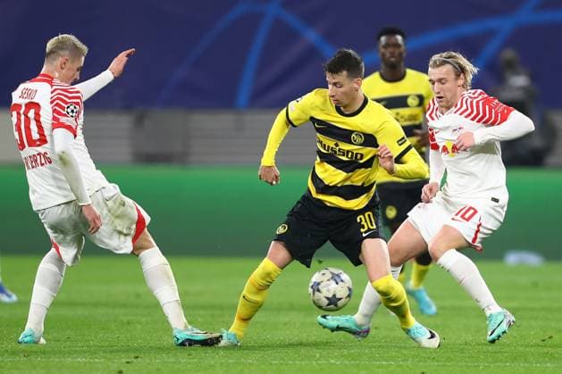 13 12 2023, xtgx, Football UEFA Champions League, RB Leipzig Young Boys Bern emspor, v l Benjamin Sesko Leipzig, 30 , Sandro Lauper Bern, 30 , Emil Forsberg Leipzig, 10 duel, duel, fight, tackle DFL DFB REGULATIONS PROHIBIT ANY USE OF PHOTOGRAPHS as IMAGE SEQUENCES and or QUASI VIDEO Leipzig
