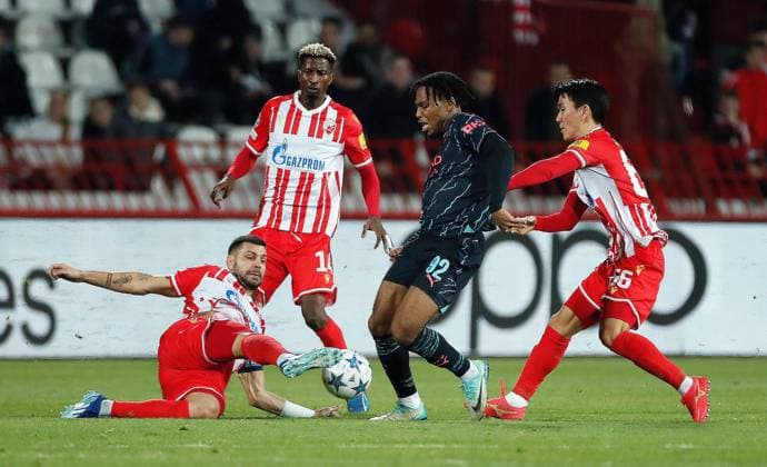 Sport Bilder des Tages Micah Hamilton of Manchester City is pressured by Red Star players Crvena zvezda v Manchester City, UEFA Champions League, Group G, Football, Rajko Mitic Stadium, Belgrade, Serbia - 13 Dec 2023 EDITORIAL USE ONLY No use with unauthorised audio, video, data, fixture lists, club league logos or live services. Online in-match use limited to 120 images, no video emulation. No use in betting, games or single club league player publications. Copyright: xNikolaxKrstic Shutterstockx 14254230bf