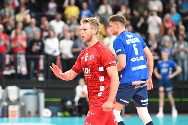Volleyball I Men I 2023 2024 I Champions League Volley I 4th Round Leg 3 CLVM 71 I SVG Lüneburg JASTRZEBSKI Wegiel I 13 12 2023 Always take it easy Gage Thomas Worsley 6, SVG Lüneburg calms down his teammates Lüneburg LKH Arena Niedersachsen Germany Copyright: xLobeca AndreasxHannigx