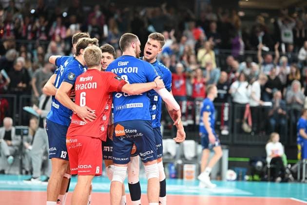 Volleyball I Men I 2023 2024 I Champions League Volley I 4th Round Leg 3 CLVM 71 I SVG Lüneburg JASTRZEBSKI Wegiel I 13 12 2023 SVG Lüneburg cheers there is the first set Lüneburg LKH Arena Niedersachsen Germany Copyright: xLobeca AndreasxHannigx