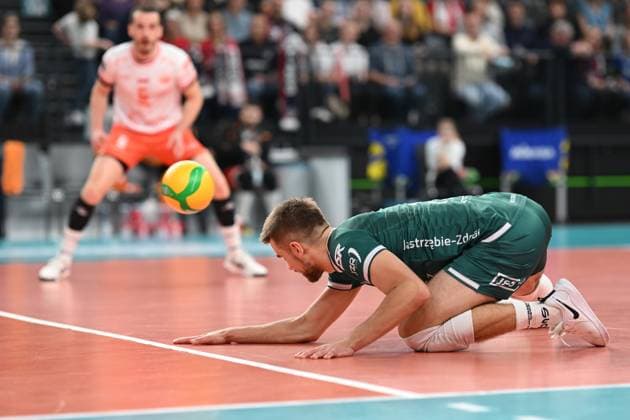 Volleyball I Men I 2023 2024 I Champions League Volley I 4th Round Leg 3 CLVM 71 I SVG Lüneburg JASTRZEBSKI Wegiel I 13 12 2023 Jakub Popiwczak 3, JASTRZEBSKI Wegiel doesnt get the ball Lüneburg LKH Arena Niedersachsen Germany Copyright: xLobeca AndreasxHannigx