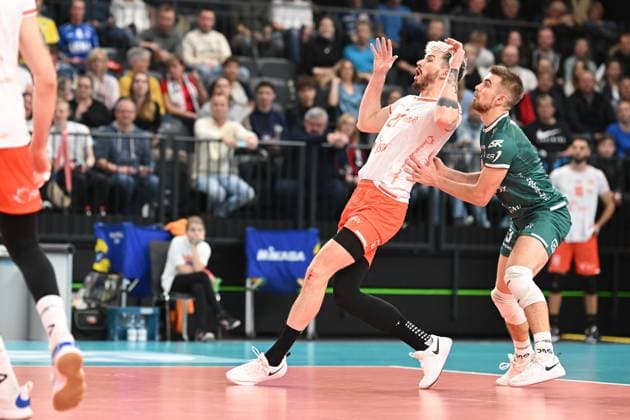 Volleyball I Men I 2023 2024 I Champions League Volley I 4th Round Leg 3 CLVM 71 I SVG Lüneburg JASTRZEBSKI Wegiel I 13 12 2023 Tomasz Fornal 21, JASTRZEBSKI Wegiel needs support from his libero Jakub Popiwczak 3, JASTRZEBSKI Wegiel Lüneburg LKH Arena Niedersachsen Germany Copyright: xLobeca AndreasxHannigx