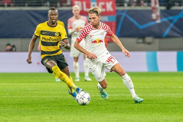 Leipzig, Germany 13 December 2023 Champions League 2023 2024 RB Leipzig vs Young Boys Bern In the picture from left in the duel Cheikh Niasse Bern and Kevin Kampl Copyright: xFotostandx xNachtigallx