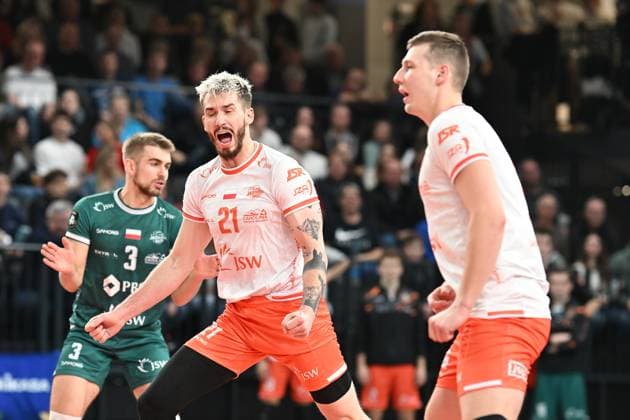 Volleyball I Men I 2023 2024 I Champions League Volley I 4th Round Leg 3 CLVM 71 I SVG Lüneburg JASTRZEBSKI Wegiel I 13 12 2023 Point win for JASTRZEBSKI Wegiel Tomasz Fornal 21, JASTRZEBSKI Wegiel center is happy, Jakub Popiwczak 3, JASTRZEBSKI Wegiel left and Rafal Szymura 26, JASTRZEBSKI Wegiel right are also there Lüneburg LKH Arena Niedersachsen Germany Copyright: xLobeca AndreasxHannigx