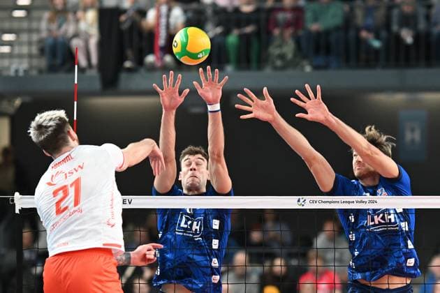 Volleyball I Men I 2023 2024 I Champions League Volley I 4th Round Leg 3 CLVM 71 I SVG Lüneburg JASTRZEBSKI Wegiel I 13 12 2023 Yann Böhme 10, SVG Lüneburg and Matthew Knigge 13, SVG Lüneburg block Tomasz Fornal 21, JASTRZEBSKI Wegiel Lüneburg LKH Arena Niedersachsen Germany Copyright: xLobeca AndreasxHannigx
