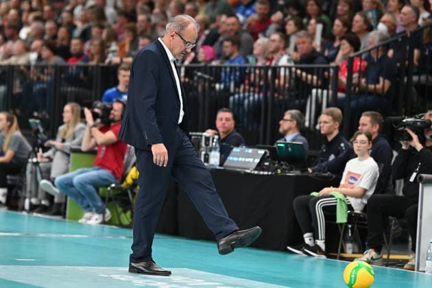 Volleyball I Men I 2023 2024 I Champions League Volley I 4th Round Leg 3 CLVM 71 I SVG Lüneburg JASTRZEBSKI Wegiel I 13 12 2023 Marcelo Mendez, Headcoach JASTRZEBSKI Wegiel plays soccer Lüneburg LKH Arena Niedersachsen Germany Copyright: xLobeca AndreasxHannigx