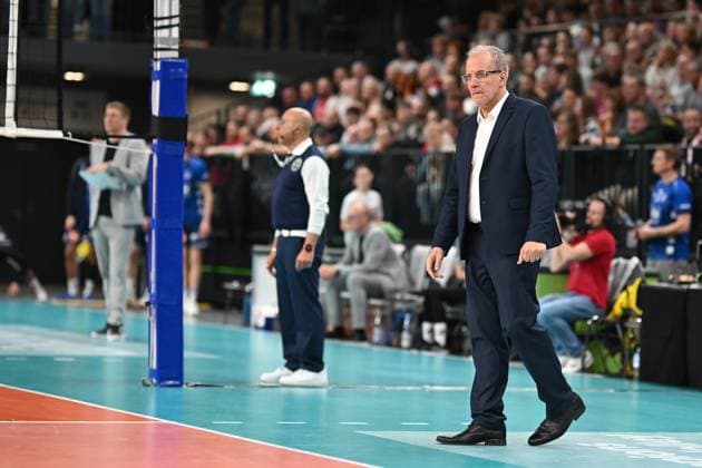 Volleyball I Men I 2023 2024 I Champions League Volley I 4th Round Leg 3 CLVM 71 I SVG Lüneburg JASTRZEBSKI Wegiel I 13 12 2023 f r n l Marcelo Mendez, Headcoach JASTRZEBSKI Wegiel , Stefano Cesare Assistant Referee and Stefan Hübner SVG Lüneburg on the sidelines Lüneburg LKH Arena Niedersachsen Germany Copyright: xLobeca AndreasxHannigx