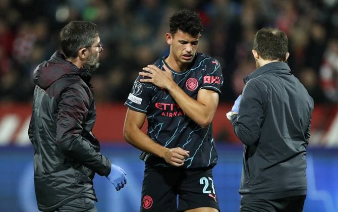 Matheus Nunes of Manchester City holds his shoulder after picking up an injury during the game Crvena zvezda v Manchester City, UEFA Champions League, Group G, Football, Rajko Mitic Stadium, Belgrade, Serbia - 13 Dec 2023 EDITORIAL USE ONLY No use with unauthorised audio, video, data, fixture lists, club league logos or live services. Online in-match use limited to 120 images, no video emulation. No use in betting, games or single club league player publications. Copyright: xNikolaxKrstic Shutterstockx 14254230br