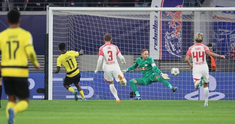 RB Leipzig Young Boys Bern Champions League Leipzig, 13 12 2023, Red Bull Arena, Champions League, Group G, Matchday 6 , RB LEIPZIG vs YOUNG BOYS BERN , Goal for Bern to equalize at 1 1 In the picture from l goalscorer Ebrima Colley 11, Bern , Christopher Lenz 3, RB Leipzig and goalkeeper Peter Gulacsi 1, RB Leipzig 2 , Picture Point