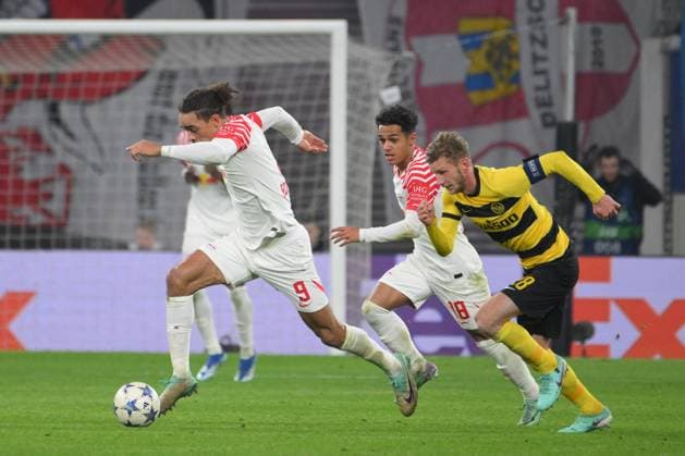 Yussuf Poulsen RB Leipzig left and Fabian Lustenberger BSC Young Boys right RB Leipzig vs BSC Young Boys, Football, Champions League, Preliminary Round, Matchday 6, Season 2023 2024, 13 12 2023 DFB DFL REGULATIONS PROHIBIT ANY USE OF PHOTOGRAPHS AS IMAGE SEQUENCES AND OR QUASI VIDEO RB Leipzig vs BSC Young Boys, Football, Champions League, Preliminary Round, Matchday 6, Season 2023 2024, 13 12 2023 Leipzig Copyright: xEibner-Pressefoto BertxHarzerx EP_BHR