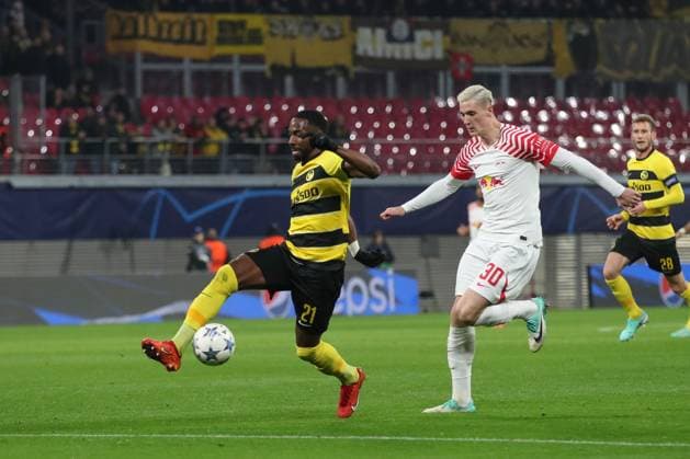 13 12 2023, xtgx, Football UEFA Champions League, RB Leipzig Young Boys Bern emspor, v l Ulisses Garcia Bern, 21 , Benjamin Sesko Leipzig, 30 duel, fight, tackle DFL DFB REGULATIONS PROHIBIT ANY USE OF PHOTOGRAPHS as IMAGE SEQUENCES and or QUASI VIDEO Leipzig