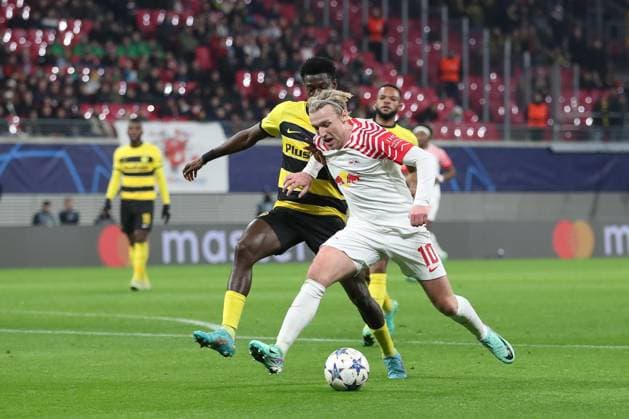 13 12 2023, xtgx, Football UEFA Champions League, RB Leipzig Young Boys Bern emspor, v l Ebrima Colley Bern, 11 , Emil Forsberg Leipzig, 10 duel, duel, fight, tackle DFL DFB REGULATIONS PROHIBIT ANY USE OF PHOTOGRAPHS as IMAGE SEQUENCES and or QUASI VIDEO Leipzig