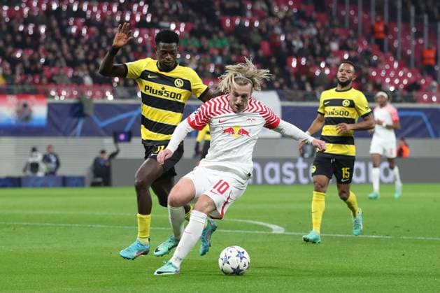 13 12 2023, xtgx, Football UEFA Champions League, RB Leipzig Young Boys Bern emspor, v l Ebrima Colley Bern, 11 , Emil Forsberg Leipzig, 10 duel, duel, fight, tackle DFL DFB REGULATIONS PROHIBIT ANY USE OF PHOTOGRAPHS as IMAGE SEQUENCES and or QUASI VIDEO Leipzig