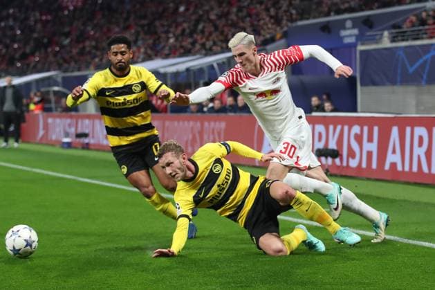 13 12 2023, xtgx, Football UEFA Champions League, RB Leipzig Young Boys Bern emspor, v l Fabian Lustenberger Bern, 28 , Benjamin Sesko Leipzig, 30 duel, fight, tackle DFL DFB REGULATIONS PROHIBIT ANY USE OF PHOTOGRAPHS as IMAGE SEQUENCES and or QUASI VIDEO Leipzig