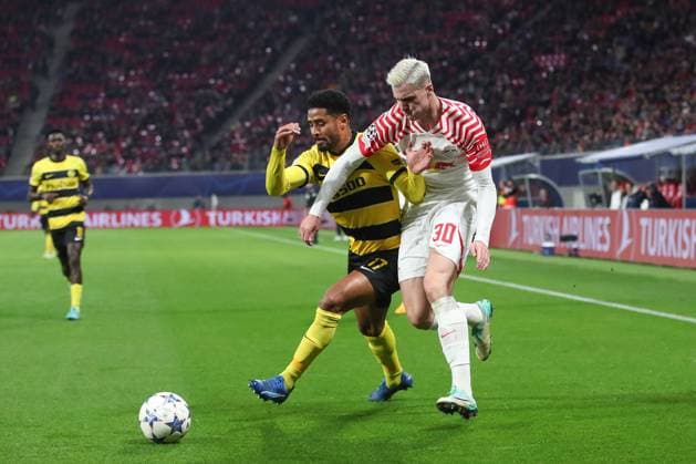 13 12 2023, xtgx, Football UEFA Champions League, RB Leipzig Young Boys Bern emspor, v l Saidy Janko Bern, 17 , Benjamin Sesko Leipzig, 30 duel, duel, fight, tackle DFL DFB REGULATIONS PROHIBIT ANY USE OF PHOTOGRAPHS as IMAGE SEQUENCES and or QUASI VIDEO Leipzig