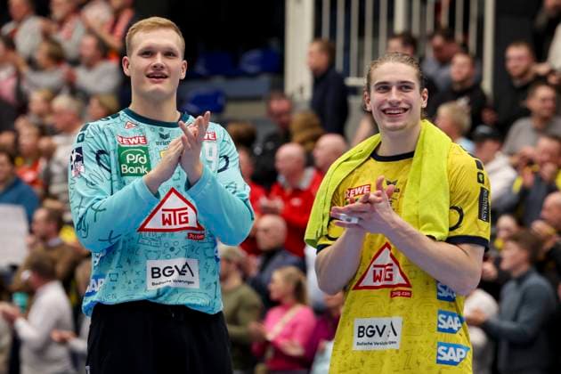 Germany, Essen, 13 12 2023, Am Hallo, TuSEM Essen vs Rhein Neckar Loewen DHB Pokal, Goalkeeper David Spaeth Rhein Neckar Loewen and Juri Knorr Rhein Neckar Loewen clap hands Essen Am Hallo Germany eu-images-700