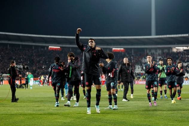 Manchester City players clap the fans at full time Crvena zvezda v Manchester City, UEFA Champions League, Group G, Football, Rajko Mitic Stadium, Belgrade, Serbia - 13 Dec 2023 EDITORIAL USE ONLY No use with unauthorised audio, video, data, fixture lists, club league logos or live services. Online in-match use limited to 120 images, no video emulation. No use in betting, games or single club league player publications. Copyright: xNikolaxKrstic Shutterstockx 14254230dn