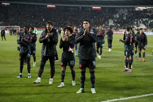 Manchester City players clap the fans at full time Crvena zvezda v Manchester City, UEFA Champions League, Group G, Football, Rajko Mitic Stadium, Belgrade, Serbia - 13 Dec 2023 EDITORIAL USE ONLY No use with unauthorised audio, video, data, fixture lists, club league logos or live services. Online in-match use limited to 120 images, no video emulation. No use in betting, games or single club league player publications. Copyright: xNikolaxKrstic Shutterstockx 14254230do