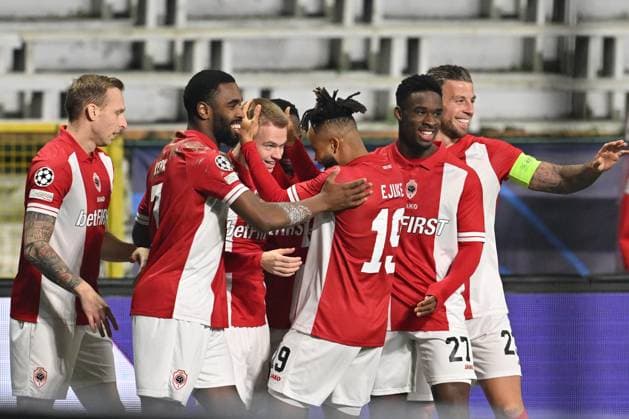 231213 R Antwerp FC vs FC Barcelona, Barca Arthur Vermeeren (48) of Antwerp celebrating with teammates after scoring the 1-0 goal during the Uefa Champions League matchday 6 game in group H in the 2023-2024 season between Royal Antwerp FC and FC Barcelona on December 13 , 2023 in Antwerpen, Belgium. (Photo by David Catry Isosport) ANTWERPEN BELGIUM  Copyright: xx 423961