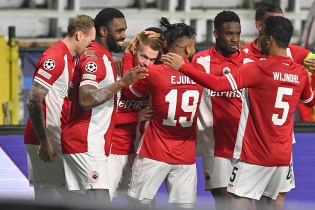 231213 R Antwerp FC vs FC Barcelona, Barca Arthur Vermeeren (48) of Antwerp celebrating with teammates after scoring the 1-0 goal during the Uefa Champions League matchday 6 game in group H in the 2023-2024 season between Royal Antwerp FC and FC Barcelona on December 13 , 2023 in Antwerpen, Belgium. (Photo by David Catry Isosport) ANTWERPEN BELGIUM  Copyright: xx 423963