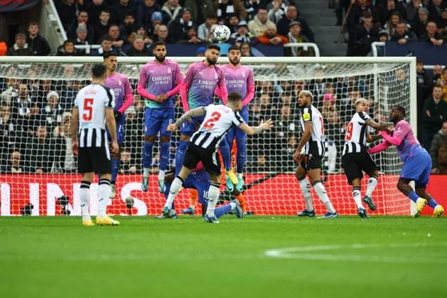 UEFA Champions League Newcastle United v AC Milan Kieran Trippier 2 of Newcastle United takes a free kick and puts it wide during the UEFA Champions League match Newcastle United vs AC Milan at St. James s Park, Newcastle, United Kingdom, 13th December 2023 (Photo by Mark Cosgrove News Images) Newcastle St. James s Park Tyne and Wear United Kingdom Copyright: xMarkxCosgrove NewsxImagesx