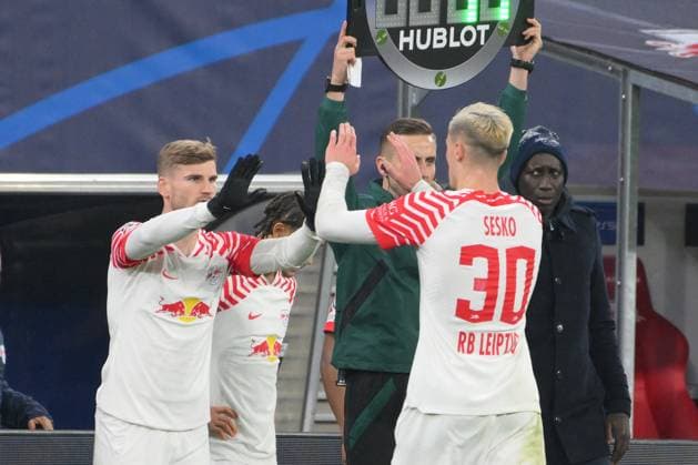 Timo Werner RB Leipzig left , is substituted for Benjamin Sesko RB Leipzig right , RB Leipzig vs BSC Young Boys, Football, Champions League, Preliminary Round, Matchday 6, Season 2023 2024, 13 12 2023 DFB DFL REGULATIONS PROHIBIT ANY USE OF PHOTOGRAPHS AS IMAGE SEQUENCES AND OR QUASI VIDEO RB Leipzig vs BSC Young Boys, Football, Champions League, Preliminary Round, Matchday 6, Season 2023 2024, 13 12 2023 Leipzig Copyright: xEibner-Pressefoto BertxHarzerx EP_BHR