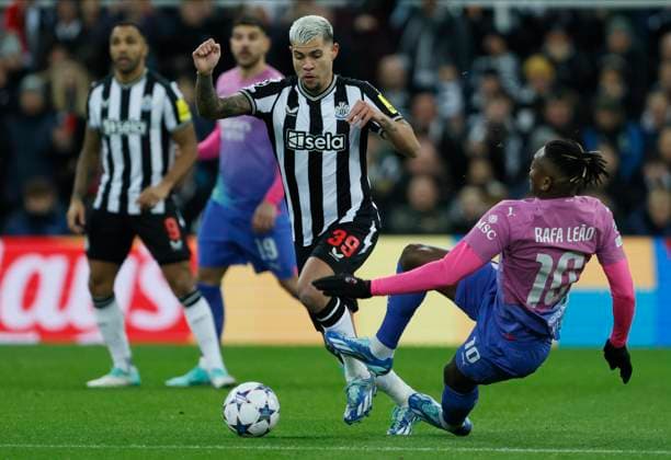 Newcastle United FC v AC Milan: Group F - UEFA Champions League 2023 24 Bruno Guimaraes of Newcastle United and Rafael Leao of AC Milan challenge during the UEFA Champions League match between Newcastle United FC and AC Milan at St. James Park on December 13, 2023 in Newcastle upon Tyne, United Kingdom. Newcastle upon Tyne St. James Park England United Kingdom Copyright: xRichardxSellers Sportsphoto APLx 13964106