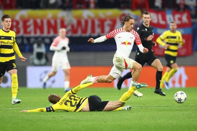 13 12 2023, xtgx, Football UEFA Champions League, RB Leipzig Young Boys Bern emspor, v l Fabian Lustenberger Bern, 28 , Xavi Simons Leipzig, 20 duel, duel, fight, tackle DFL DFB REGULATIONS PROHIBIT ANY USE OF PHOTOGRAPHS as IMAGE SEQUENCES and or QUASI VIDEO Leipzig