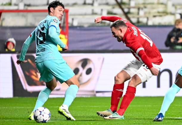 Royal Antwerp FC v FC Barcelona, Barca - UEFA Champions League DEURNE, BELGIUM - DECEMBER 13 : Christensen Andreas defender of FC Barcelona, Janssen Vincent forward of Antwerp FC during the UEFA Champions League group H match between Royal Antwerp FC and FC Barcelona on December 13, 2023 in Deurne, Belgium, 13 12 2023 Deurne Belgium  Copyright: xVincentxKalutx