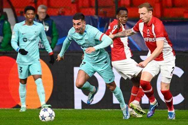 Royal Antwerp FC v FC Barcelona, Barca - UEFA Champions League DEURNE, BELGIUM - DECEMBER 13 : De Laet Ritchie defender of Antwerp FC battles for the ball with Torres Ferran forward of FC Barcelona during the UEFA Champions League group H match between Royal Antwerp FC and FC Barcelona on December 13, 2023 in Deurne, Belgium, 13 12 2023 Deurne Belgium  Copyright: xPeterxDexVoechtx
