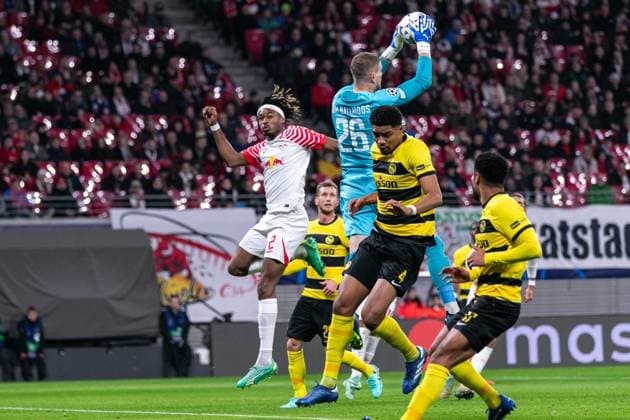 LIPSK 13.12.2023 MECZ FAZA GRUPOWA UEFA LIGA MISTRZOW GRUPA G 2023 2024 - RB LIPSK - YOUNG BOYS BERNO GROUP STAGE UEFA CHAMPIONS LEAGUE MATCH GROUP H 2023 2024: RB LEIPZIG - YOUNG BOYS BERN nz DAVID VON BALLMOOS MOHAMED SIMAKAN AURELE AMENDA Fot. Ernest Kolodziej 400mm.pl NEWSPIX.PL --- Newspix.pl POLAND OUT!  20231213_KOL9201-2