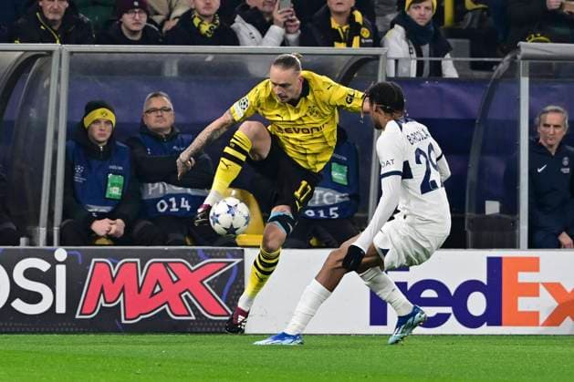 Marius Wolf 17 Borussia Dortmund in duel, action, with Bradley Barcola 29 Paris Saint Germain , Borussia Dortmund vs Paris Saint Germain, Football, Champions League, Group stage, 13 12 2023 Dortmund Nordrhein Westfalen Germany Copyright: xkolbert-press MarcxNiemeyerx
