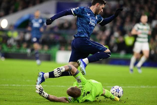 GLASGOW - (l-r) Celtic goalkeeper Joe Hart, Santiago Gimenez of Feyenoord during the UEFA Champions League Group E match between Celtic FC and Feyenoord at Celtic Park on December 13, 2023 in Glasgow, Scotland. ANP OLAF KRAAK Group E - UEFA Champions League 2023 2024 xVIxANPxSportx xxANPxIVx 486219015 originalFilename: 486219015.jpg