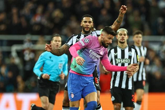 UEFA Champions League Newcastle United v AC Milan Jamaal Lascelles 6 of Newcastle United hold back Olivier Giroud 9 of AC Milan during the UEFA Champions League match Newcastle United vs AC Milan at St. James s Park, Newcastle, United Kingdom, 13th December 2023 (Photo by Mark Cosgrove News Images) Newcastle St. James s Park Tyne and Wear United Kingdom Copyright: xMarkxCosgrove NewsxImagesx