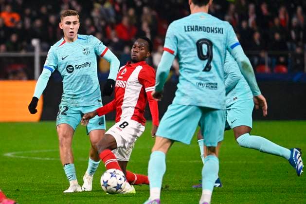 Royal Antwerp FC v FC Barcelona, Barca - UEFA Champions League DEURNE, BELGIUM - DECEMBER 13 : Abdullahi Alhassan Yusuf midfielder of Antwerp FC battles for the ball with Lopez Fermin forward of FC Barcelona during the UEFA Champions League group H match between Royal Antwerp FC and FC Barcelona on December 13, 2023 in Deurne, Belgium, 13 12 2023 Deurne Belgium  Copyright: xPeterxDexVoechtx
