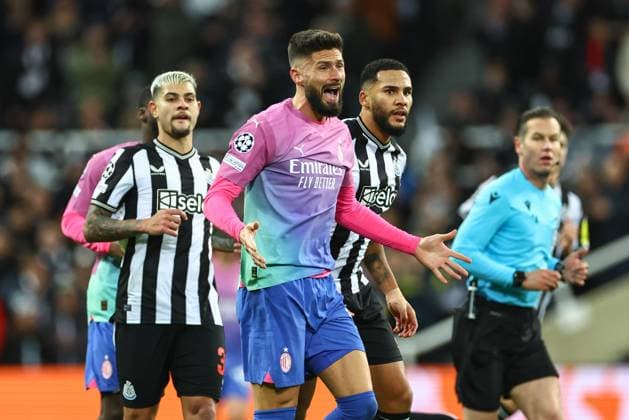 UEFA Champions League Newcastle United v AC Milan Olivier Giroud 9 of AC Milan appeals after being held back by Jamaal Lascelles 6 of Newcastle United during the UEFA Champions League match Newcastle United vs AC Milan at St. James s Park, Newcastle, United Kingdom, 13th December 2023 (Photo by Mark Cosgrove News Images) Newcastle St. James s Park Tyne and Wear United Kingdom Copyright: xMarkxCosgrove NewsxImagesx