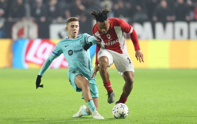 Barcelona s Fermin Lopez and Antwerp s Chidera Ejuke fight for the ball during a game between Belgian soccer team Royal Antwerp FC and Spanish club FC Barcelona, Barca in Antwerp, on Wednesday 13 December 2023, day six of the Champions League group stage, in group H. VIRGINIExLEFOUR  x82274963x