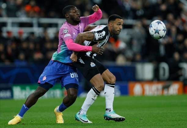 Newcastle United FC v AC Milan: Group F - UEFA Champions League 2023 24 Yunus Musah of AC Milan and Callum Wilson of Newcastle United challenge during the UEFA Champions League match between Newcastle United FC and AC Milan at St. James Park on December 13, 2023 in Newcastle upon Tyne, United Kingdom. Newcastle upon Tyne St. James Park England United Kingdom Copyright: xRichardxSellers Sportsphoto APLx 13964116