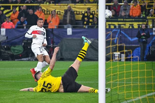 13 12 2023, Soccer, UCL, UEFA Champions League, Group stage, Matchday 6, Season 2023 2024, Borussia Dortmund Paris St Germain, Niklas Süle Borussia Dortmund clears in the last second against Kylian MbappÃ Paris St Germain xRHR PHOTO TKx Copyright: TeresaxKroeger RHR-FOTOx RHR-FOTO TK