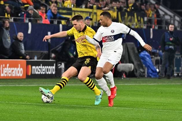 13 12 2023, xsltx, Football UEFA Champions League, Borussia Dortmund Paris St Germain PSG emspor, v l Niklas Suele Borussia Dortmund Kylian Mbappe FC Paris Saint Germain duel, action, action, battle for the ball DFL DFB REGULATIONS PROHIBIT ANY USE OF PHOTOGRAPHS as IMAGE SEQUENCES and or QUASI VIDEO Dortmund