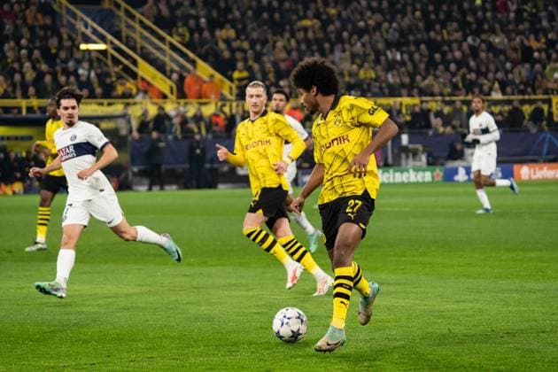 GER, Champions League, Borussia Dortmund vs Paris Saint Germain 13 12 2023, Signal Iduna Park, Dortmund, GER, Champions League, Borussia Dortmund vs Paris Saint Germain In the picture Karim Adeyemi BV Borussia Dortmund, 27 single action whole body whole body ball on foot nordphotoxGmbHxx xChristianxSchulze nph000300