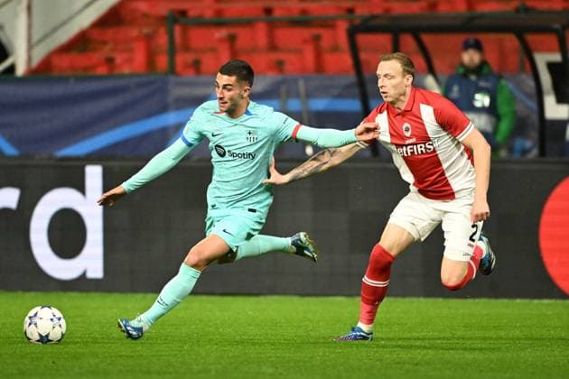 231213 R Antwerp FC vs FC Barcelona, Barca Ferran Torres of Barcelona battles for the ball with Ritchie De Laet of Antwerp during a football game between Royal Antwerp FC and FC Barcelona on day 6 in Group H of the UEFA Champions League season 2023-2024 competition on December 13, 2023 in Antwerp, Belgium. (Photo by Maarten Straetemans Isosport) ANTWERP BELGIUM  Copyright: xx 423992