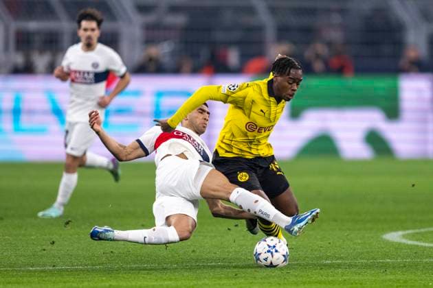 Soccer Champions League Matchday 6 Borussia Dortmund Paris St Germain on 13 12 2023 at Signal Iduna Park PSGs Achraf Hakimi l and Dortmunds Jamie Bynoe Gittens fight for the ball IMPORTANT NOTE In accordance with UEFA regulations, it is prohibited to use or have used photographs taken in the stadium and or of the match in the form of sequential images and or video-like photo series Copyright: xKirchner DavidxInderliedx