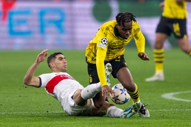 Soccer Champions League Matchday 6 Borussia Dortmund Paris St Germain on 13 12 2023 at Signal Iduna Park PSGs Achraf Hakimi l and Dortmunds Jamie Bynoe Gittens fight for the ball IMPORTANT NOTE In accordance with UEFA regulations, it is prohibited to use or have used photographs taken in the stadium and or of the match in the form of sequential images and or video-like photo series Copyright: xKirchner DavidxInderliedx