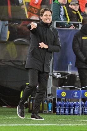 13 12 2023, xsltx, football UEFA Champions League, Borussia Dortmund Paris St Germain PSG emspor, v l coach Edin Terzic Borussia Dortmund gesticulates gives instructions with arms gesticulate gives instructions, gesticulate DFL DFB REGULATIONS PROHIBIT ANY USE OF PHOTOGRAPHS as IMAGE SEQUENCES and or QUASI VIDEO Dortmund