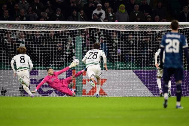 GLASGOW - Luis Palma of Celtic scores the 1-0, Feyenoord goalkeeper Justin Bijlow during the UEFA Champions League Group E match between Celtic FC and Feyenoord at Celtic Park on December 13, 2023 in Glasgow, Scotland. ANP OLAF KRAAK Group E - UEFA Champions League 2023 2024 xVIxANPxSportx xxANPxIVx 486219918 originalFilename: 486219918.jpg