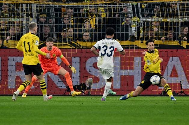 13 12 2023, xsltx, Football UEFA Champions League, Borussia Dortmund Paris St Germain PSG emspor, v l Marco Reus Borussia Dortmund Gregor Kobel Borussia Dortmund Waren Zaire Emery FC Paris Saint Germain Ramy Bensebaini Borussia Dortmund Zweikampf, Aktion, action, battle for the ball DFL DFB REGULATIONS PROHIBIT ANY USE OF PHOTOGRAPHS as IMAGE SEQUENCES and or QUASI VIDEO Dortmund
