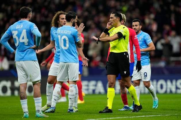 Referee during Atletico de Madrid vs Lazio Champions League match on December 13, 2023 at Civitas Metropolitano Stadium in Madrid, Spain. Photo: Senis Cebolla ALFAQUI Madrid Civitas Metropolitano Stadium Spain Copyright: xSenisxCebollax xALFAQUIx